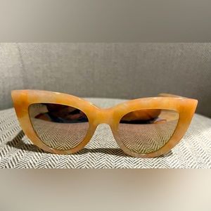 Diff woman’s sunglasses